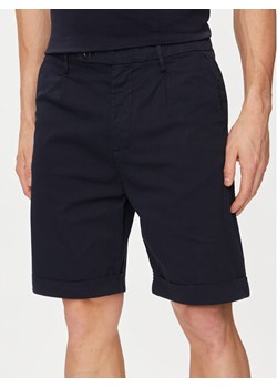 Guess Szorty materiałowe Noah M4GD14 WG3QA Granatowy Slim Fit - id: 0000303747954 - marki Guess - 181118026 Guess Szorty materiałowe Noah M4GD14 WG3QA Granatowy Slim Fit ze sklepu MODIVO w kategorii Spodenki męskie - zdjęcie 181118026