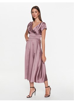 Swing Sukienka koktajlowa 5AE05200 Fioletowy Regular Fit ze sklepu MODIVO w kategorii Sukienki - zdjęcie 181118495