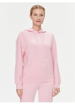 Guess Bluza Brenda V2YQ18 K7UW2 Różowy Relaxed Fit ze sklepu MODIVO w kategorii Bluzy damskie - zdjęcie 181119429