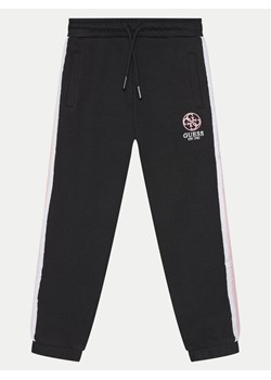 Guess Spodnie dresowe J5RQ11 KAD74 Czarny Regular Fit ze sklepu MODIVO w kategorii Spodnie chłopięce - zdjęcie 181120659