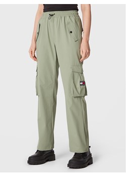 Tommy Jeans Spodnie materiałowe Betsy DW0DW14623 Zielony Relaxed Fit ze sklepu MODIVO w kategorii Spodnie damskie - zdjęcie 181121746