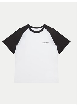Calvin Klein Jeans T-Shirt IB0IB02352 Biały Regular Fit ze sklepu MODIVO w kategorii Bluzki dziewczęce - zdjęcie 181121748