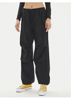 Converse Spodnie materiałowe W Parachute Pant 10026399-A01 Czarny Loose Fit ze sklepu MODIVO w kategorii Spodnie damskie - zdjęcie 181121916