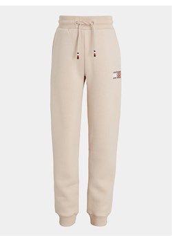 Tommy Hilfiger Spodnie dresowe KB0KB08475 S Beżowy Regular Fit ze sklepu MODIVO w kategorii Spodnie chłopięce - zdjęcie 181123105