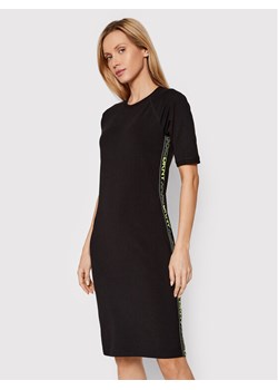 DKNY Sport Sukienka codzienna DP1D4481 Czarny Regular Fit ze sklepu MODIVO w kategorii Sukienki - zdjęcie 181123837