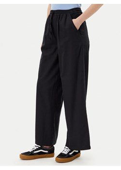 Volcom Spodnie materiałowe Dropping B1212503 Czarny Relaxed Fit ze sklepu MODIVO w kategorii Spodnie damskie - zdjęcie 181123976