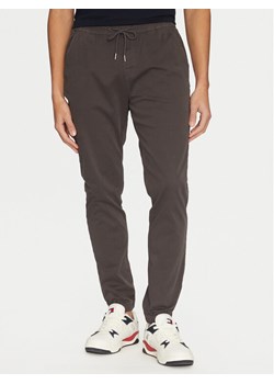 Tommy Jeans Joggery Austin DM0DM20283 Szary Slim Fit ze sklepu MODIVO w kategorii Spodnie męskie - zdjęcie 181124045
