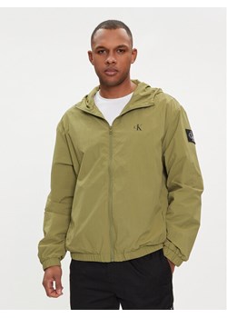 Calvin Klein Jeans Wiatrówka J30J325106 Zielony Regular Fit ze sklepu MODIVO w kategorii Kurtki męskie - zdjęcie 181124249