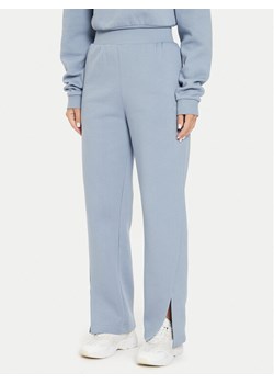 Reebok Spodnie dresowe Fleece Pant 100076053 Niebieski Regular Fit ze sklepu MODIVO w kategorii Spodnie damskie - zdjęcie 181124358