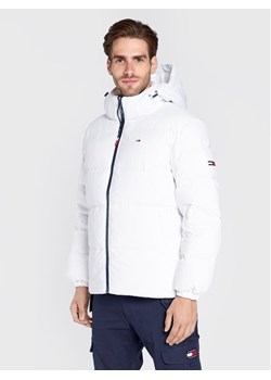 Tommy Jeans Kurtka puchowa Essential DM0DM15447 Biały Regular Fit - id: 0000301157656 - marki Tommy Jeans - 181124546 Tommy Jeans Kurtka puchowa Essential DM0DM15447 Biały Regular Fit ze sklepu MODIVO w kategorii Kurtki męskie - zdjęcie 181124546