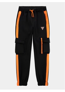 Guess Spodnie dresowe L4RQ14 KB212 Czarny Relaxed Fit ze sklepu MODIVO w kategorii Spodnie chłopięce - zdjęcie 181124769
