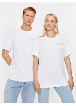 Converse T-Shirt Gf Retro Chuck Graphic Tee 2 10025913-A01 Biały Regular Fit ze sklepu MODIVO w kategorii Bluzki damskie - zdjęcie 181124798