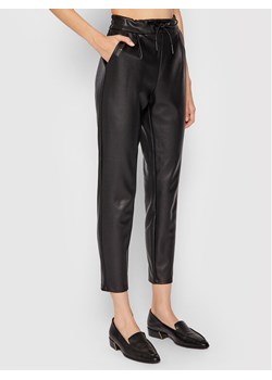 Vero Moda Spodnie z imitacji skóry Eva 10205737 Czarny Relaxed Fit ze sklepu MODIVO w kategorii Spodnie damskie - zdjęcie 181125386