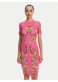 Versace Jeans Couture Sukienka codzienna 78HAO9P9 Różowy Slim Fit ze sklepu MODIVO w kategorii Sukienki - zdjęcie 181125709