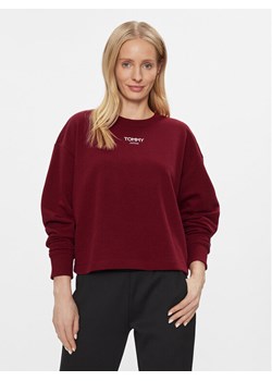 Tommy Jeans Bluza Ess Logo DW0DW16393 Bordowy Cropped Fit ze sklepu MODIVO w kategorii Bluzy damskie - zdjęcie 181125769