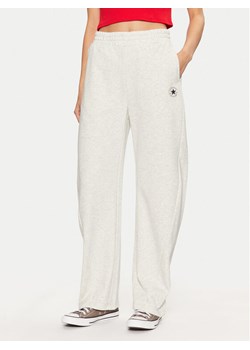 Converse Spodnie dresowe Retro Banana 10027565-A02 Szary Loose Fit ze sklepu MODIVO w kategorii Spodnie damskie - zdjęcie 181125936