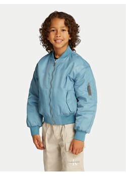 Calvin Klein Jeans Kurtka bomber IB0IB02254 Niebieski Regular Fit ze sklepu MODIVO w kategorii Kurtki chłopięce - zdjęcie 181126276