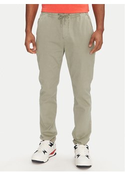 Tommy Jeans Joggery Austin DM0DM20283 Zielony Slim Fit ze sklepu MODIVO w kategorii Spodnie męskie - zdjęcie 181127978