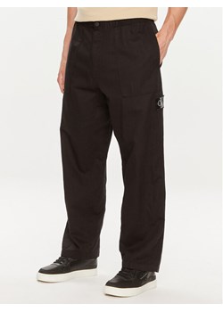 Calvin Klein Jeans Spodnie materiałowe J30J325126 Czarny Regular Fit ze sklepu MODIVO w kategorii Spodnie męskie - zdjęcie 181128597