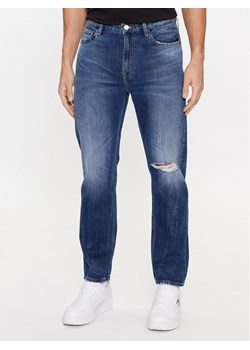 Tommy Jeans Jeansy Dad DM0DM16654 Granatowy Tapered Fit ze sklepu MODIVO w kategorii Jeansy męskie - zdjęcie 181128919