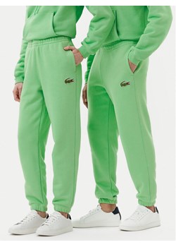 Lacoste Spodnie dresowe XH2750 Zielony Relaxed Fit ze sklepu MODIVO w kategorii Spodnie męskie - zdjęcie 181129369