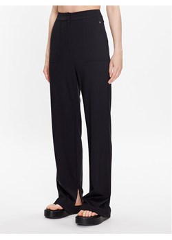 Calvin Klein Jeans Spodnie materiałowe J20J221300 Czarny Regular Fit ze sklepu MODIVO w kategorii Spodnie damskie - zdjęcie 181129526