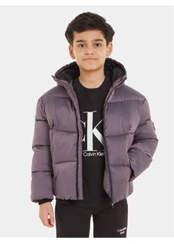 Calvin Klein Jeans Kurtka puchowa Hyper Two Tone IB0IB01818 Fioletowy Regular Fit ze sklepu MODIVO w kategorii Kurtki chłopięce - zdjęcie 181129657