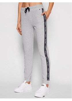 Tommy Hilfiger Spodnie dresowe UW0UW00564 Szary Regular Fit ze sklepu MODIVO w kategorii Spodnie damskie - zdjęcie 181130427