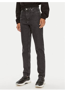 Calvin Klein Jeans Jeansy J20J223636 Szary Mom Fit ze sklepu MODIVO w kategorii Jeansy damskie - zdjęcie 181130685