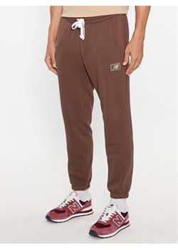 New Balance Spodnie dresowe NB Essentials Sweatpant MP33509 Brązowy Regular Fit ze sklepu MODIVO w kategorii Spodnie męskie - zdjęcie 181131049