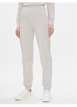 Calvin Klein Spodnie dresowe Metallic Micro Logo Jogger K20K206965 Beżowy Regular Fit ze sklepu MODIVO w kategorii Spodnie damskie - zdjęcie 181131905