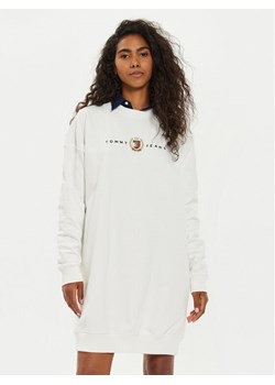 Tommy Jeans Sukienka dzianinowa DW0DW18715 Écru Relaxed Fit ze sklepu MODIVO w kategorii Sukienki - zdjęcie 181132636