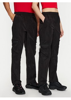 Rains Spodnie materiałowe Kano Pants Regular 19200 Czarny Regular Fit ze sklepu MODIVO w kategorii Spodnie damskie - zdjęcie 181132756