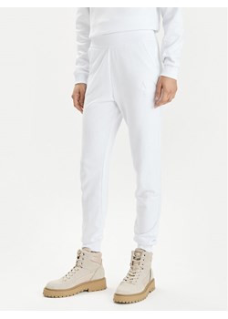 Armani Exchange Spodnie dresowe 3DYP82 YJFDZ 1000 Biały Regular Fit ze sklepu MODIVO w kategorii Spodnie damskie - zdjęcie 181132886