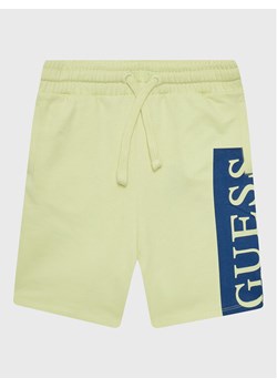 Guess Szorty sportowe L3GD03 KA6R0 Żółty Relaxed Fit ze sklepu MODIVO w kategorii Spodenki chłopięce - zdjęcie 181133187