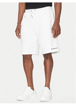 Guess Jeans Szorty sportowe M5GD49 KCPR1 Biały Regular Fit ze sklepu MODIVO w kategorii Spodenki męskie - zdjęcie 181133235