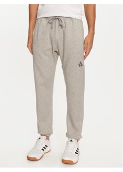 adidas Spodnie dresowe ALL SZN Fleece IY4148 Szary Regular Fit ze sklepu MODIVO w kategorii Spodnie męskie - zdjęcie 181133406