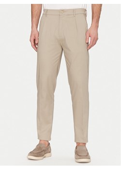 Calvin Klein Chinosy K10K114104 Beżowy Tapered Fit ze sklepu MODIVO w kategorii Spodnie męskie - zdjęcie 181133428