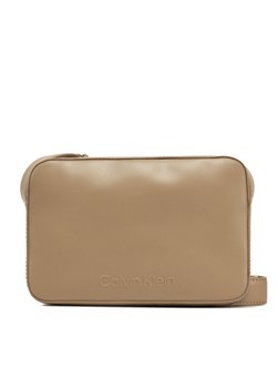Calvin Klein Torebka Embossed Logo Camera Bag K60K612555 Brązowy ze sklepu MODIVO w kategorii Listonoszki - zdjęcie 181133488