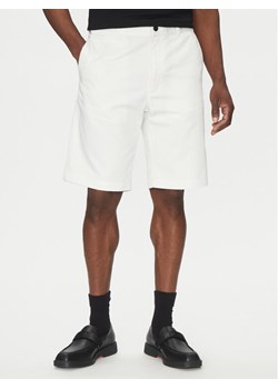 HUGO Szorty materiałowe Darik 50505857 Biały Regular Fit - id: 0000305105103 - marki Hugo Boss - 181133577 HUGO Szorty materiałowe Darik 50505857 Biały Regular Fit ze sklepu MODIVO w kategorii Spodenki męskie - zdjęcie 181133577