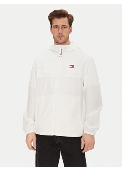 Tommy Jeans Wiatrówka Chicago DM0DM20204 Écru Regular Fit ze sklepu MODIVO w kategorii Kurtki męskie - zdjęcie 181133595