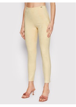 Guess Spodnie materiałowe W1YB90 WE0L0 Beżowy Slim Fit ze sklepu MODIVO w kategorii Spodnie damskie - zdjęcie 181134097