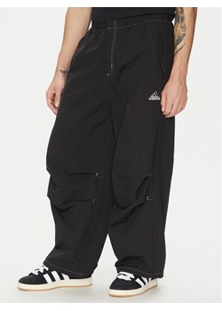 adidas Spodnie dresowe Parachute JD5415 Czarny Loose Fit ze sklepu MODIVO w kategorii Spodnie męskie - zdjęcie 181135125