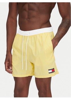 Tommy Hilfiger Szorty kąpielowe UM0UM03455 Żółty Regular Fit ze sklepu MODIVO w kategorii Kąpielówki - zdjęcie 181135358
