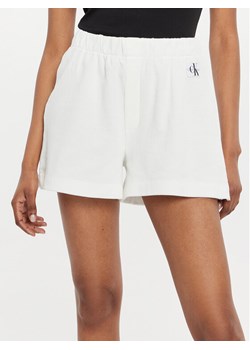 Calvin Klein Jeans Szorty sportowe J20J223276 Écru Regular Fit ze sklepu MODIVO w kategorii Szorty - zdjęcie 181135705