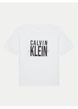 Calvin Klein Jeans T-Shirt Bold Graphic IB0IB02448 Biały Relaxed Fit ze sklepu MODIVO w kategorii T-shirty chłopięce - zdjęcie 181136179
