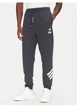 adidas Spodnie dresowe Star Wars The Mandalorian™ JI5724 Szary Regular Fit - id: 0000304731044 - marki adidas - 181136427 adidas Spodnie dresowe Star Wars The Mandalorian™ JI5724 Szary Regular Fit ze sklepu MODIVO w kategorii Spodnie męskie - zdjęcie 181136427