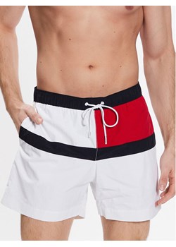 Tommy Hilfiger Szorty kąpielowe UM0UM02744 Biały Regular Fit ze sklepu MODIVO w kategorii Kąpielówki - zdjęcie 181137179