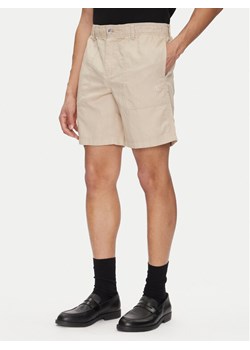 Calvin Klein Jeans Szorty materiałowe J30J327300 Beżowy Regular Fit ze sklepu MODIVO w kategorii Spodenki męskie - zdjęcie 181137188