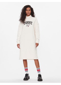 Tommy Jeans Sukienka dzianinowa New Varisty DW0DW16462 Biały Relaxed Fit ze sklepu MODIVO w kategorii Sukienki - zdjęcie 181137309